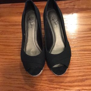 Black wedges with peep toe